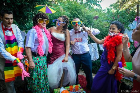 Groupe de personnes en tenue festive, célébrant avec accessoires colorés.